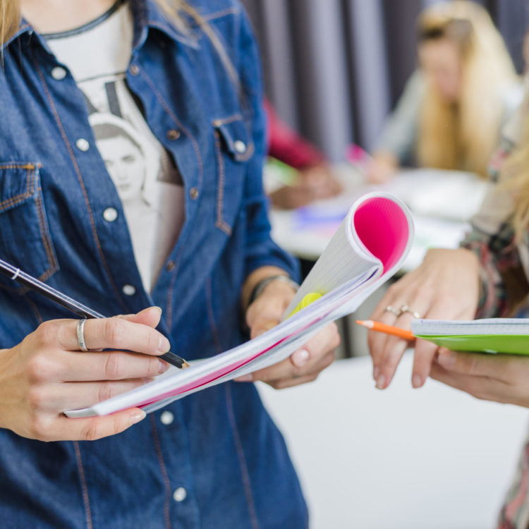 femmes-anonymes-travaillent-dans-blocs-notes