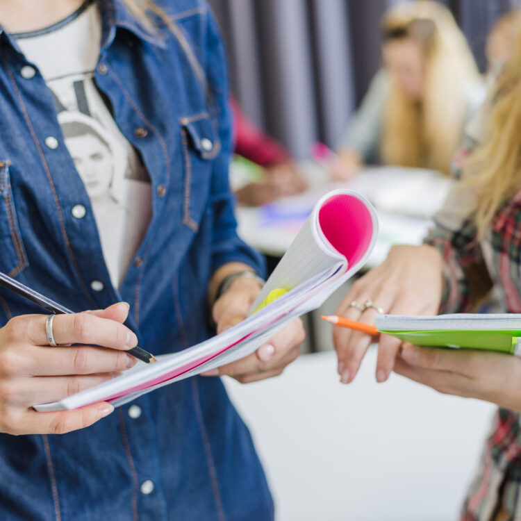 femmes-anonymes-travaillent-dans-blocs-notes